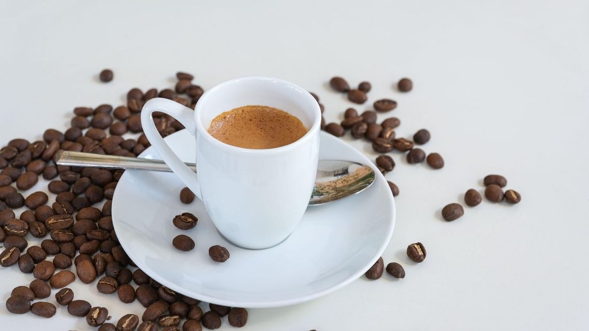 Tři až pět šálků kávy denně může stát za vyšší hladinou cholesterolu